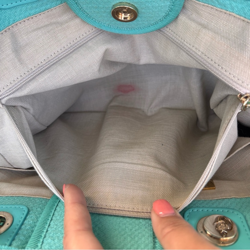 Authentic CHANEL 2025 Deauville Large Turquoise blue excellent condition - Picture 10 of 13